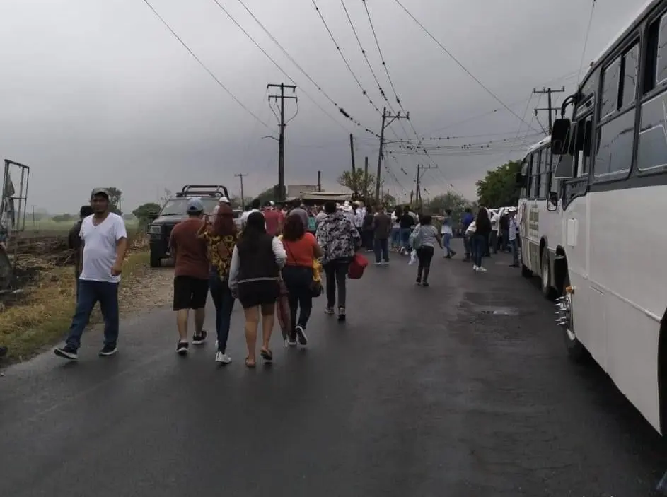 Gobierno de Veracruz intentó sabotear encuentro de Pepe Yunes con cañeros veracruzanos, bloqueando el paso con … – La Clave Online