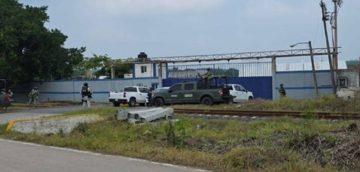 Tras cateos en Minatitlán, aseguran 264 mil litros de combustible