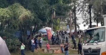 Maestros de la UPAV bloquean Lázaro Cárdenas frente a la SEV y colapsan tráfico vehicular en Xalapa: exigen pagos atrasados; mandan granaderos de SSP a “disuadir” a manifestantes