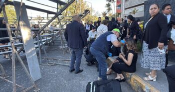 Colapsan gradas con estudiantes de la UV en Xalapa durante toma de foto; hay 18 heridos