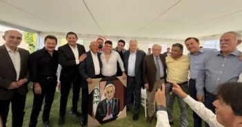 «Jurassic Park» en Puebla: asiste secretario de Finanzas de Veracruz a festejo por 90 años de Manuel Bartlett, rodeado de expriistas