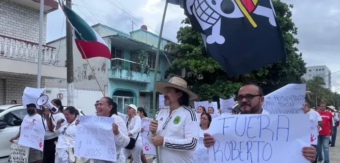 Marchan en Veracruz contra desabasto; Iglesia llama a autoridades a resolver crisis hospitalaria