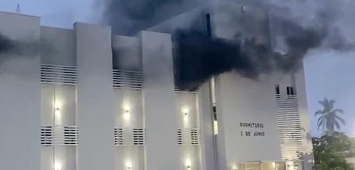 Incendio en Escuela Náutica Mercante de Semar en Veracruz, deja tres intoxicados y 85 personas evacuadas