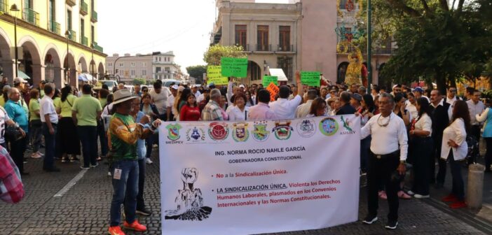 Amenazan sindicatos con paro, marchan en Xalapa y se «congela» reforma laboral de Nahle