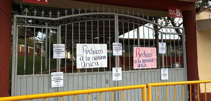 Toman escuelas docentes de Veracruz en protesta contra “nómina única”: denuncian violación a sus derechos, falta de claridad y riesgos en el pago de prestaciones