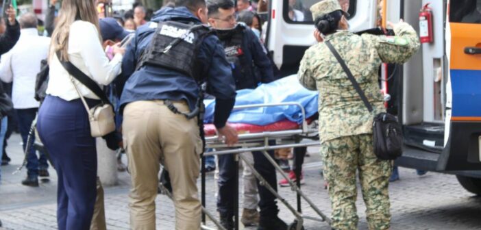 Estudiantes se desmayan por hambre y frío durante acto cívico presidido por Rocío Nahle en Xalapa; los citaron a las 7:45 y evento inició a las 10 de la mañana