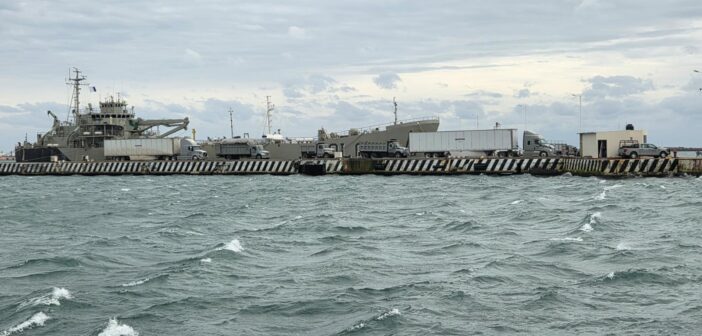 Marina embarca «ayuda humanitaria» a Cuba desde Veracruz