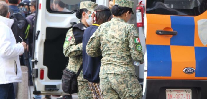 Admite Nahle que tuvieron a estudiantes esperando dos horas en el frío para acto cívico y dice que ahora menores solo llegarán media hora antes de eventos políticos; rechaza intoxicación Admite Nahle que tuvieron a estudiantes esperando dos horas en el frío para acto cívico y dice que ahora menores solo llegarán media hora antes de eventos políticos; rechaza intoxicación