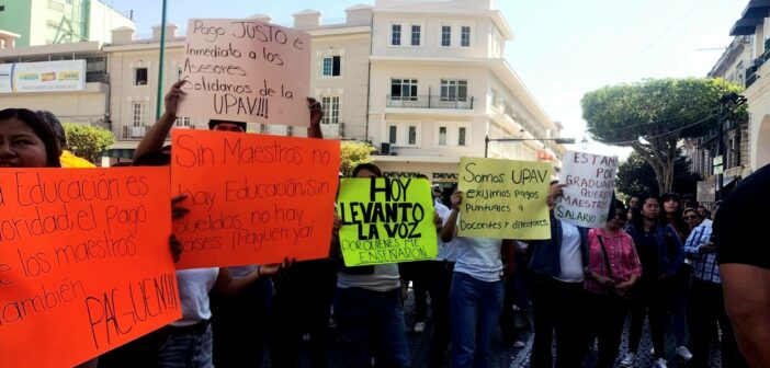 Nahle no paga: trabajadores de la UPAV protestan en todo Veracruz por adeudos salariales; dice la institución que la semana que entra les paga Nahle no paga: trabajadores de la UPAV protestan en todo Veracruz por adeudos salariales; dice la institución que la semana que entra les paga