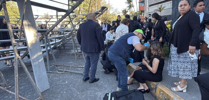 Colapsan gradas con estudiantes de la UV en Xalapa durante toma de foto; hay 18 heridos Colapsan gradas con estudiantes de la UV en Xalapa durante toma de foto; hay 18 heridos