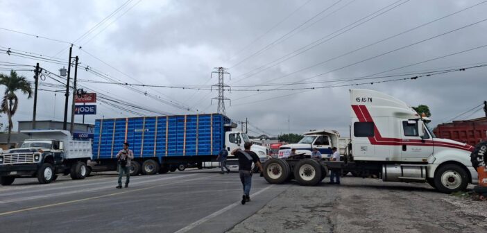Paro Nacional: Transportistas bloquean la autopista Córdoba- Veracruz a la altura de Rancho Trejo Paro Nacional: Transportistas bloquean la autopista Córdoba- Veracruz a la altura de Rancho Trejo