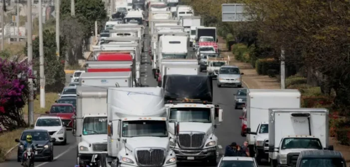 Para exigir freno a los abusos, cerca de 8 mil transportistas de Veracruz realizarán paro pacifico la próxima semana Para exigir freno a los abusos, cerca de 8 mil transportistas de Veracruz realizarán paro pacifico la próxima semana