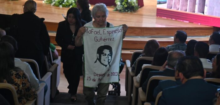 Madres buscadoras irrumpen en presentación de micrositio de personas identificadas de la FGE: acusan simulación, falta de resultados y exclusión de colectivos de desaparecidos