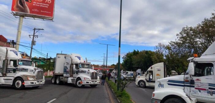 Bloqueos de transportistas paralizan carreteras y accesos a ciudades de Veracruz; exigen seguridad y freno a extorsiones