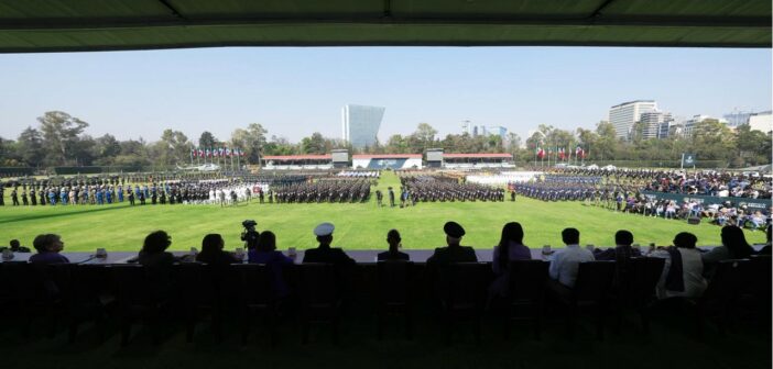 Sheinbaum militariza la conmemoración del #8M atrincherada entre las Fuerzas Armadas