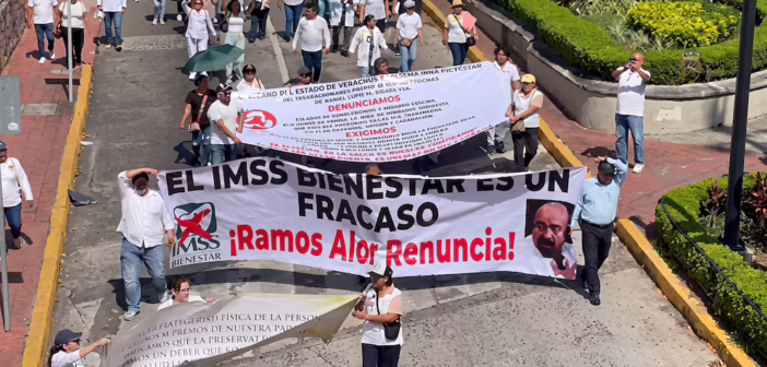 Médicos de hospitales de Xalapa marchan para denunciar que persiste la escasez de medicamentos e insumos; aseguran que hay rezago en más de mil cirugías