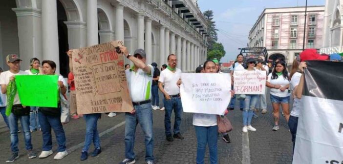 Intensifican movilizaciones: Estudiantes de la UPAV bloquean centro de Xalapa por falta de docentes