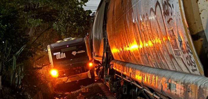 Grave imprudencia: En Veracruz tren embiste autobús de Ulúa tras intentar ganarle el paso Grave imprudencia: En Veracruz tren embiste autobús de Ulúa tras intentar ganarle el paso