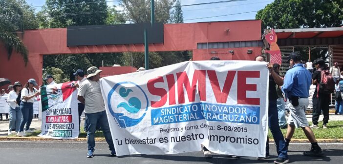 Jubilados y docentes protestan durante la visita de Claudia Sheinbaum a Xalapa; acusan falta de atención a sus demandas