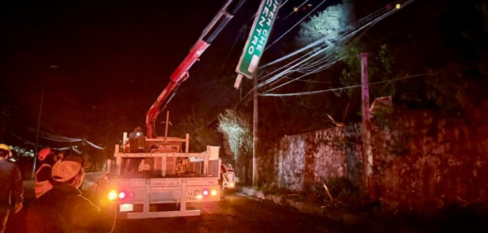 Dejan vientos del Frente Frío 37 afectaciones en 33 colonias de Xalapa y fallas eléctricas en 34; reporta Sistema Municipal de PC saldo blanco Dejan vientos del Frente Frío 37 afectaciones en 33 colonias de Xalapa y fallas eléctricas en 34; reporta Sistema Municipal de PC saldo blanco