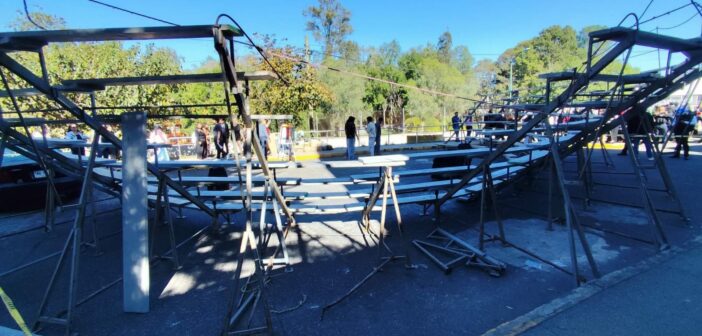 “Lamenta” UV “incidente” donde se vinieron abajo gradas y resultaron con lesiones 18 estudiantes en toma de foto de generación; evade hablar de deslindar o asumir responsabilidades “Lamenta” UV “incidente” donde se vinieron abajo gradas y resultaron con lesiones 18 estudiantes en toma de foto de generación; evade hablar de deslindar o asumir responsabilidades