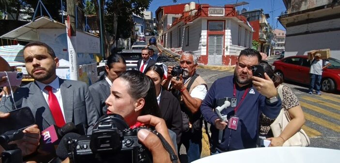 Rectora del Colver y sobrina de AMLO niega salario de 145 mil pesos a pesar de que así lo reporta la PNT: “es total y absolutamente falso”, dice; sus “guaruras” agreden a reportera durante entrevista