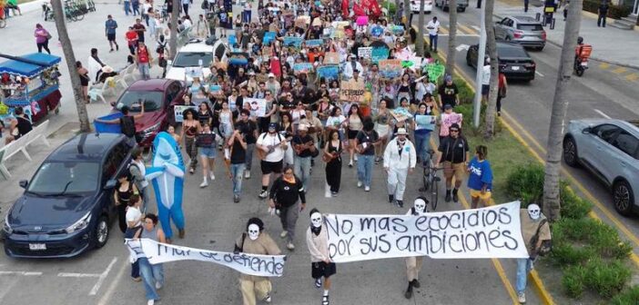 Marchan en protesta en Veracruz y Pajapan por el mar afectado por hidrocarburo; exigen respuesta a las autoridades