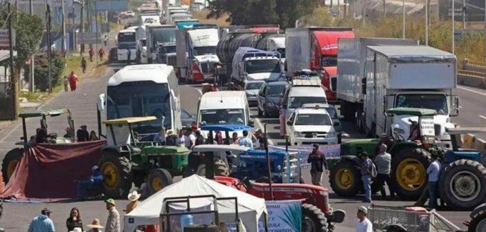 Transportistas y campesinos paralizan carreteras en 25 estados; gobierno de Sheinbaum los amenaza con denuncias y responden que no se retirarán hasta que haya compromisos claros