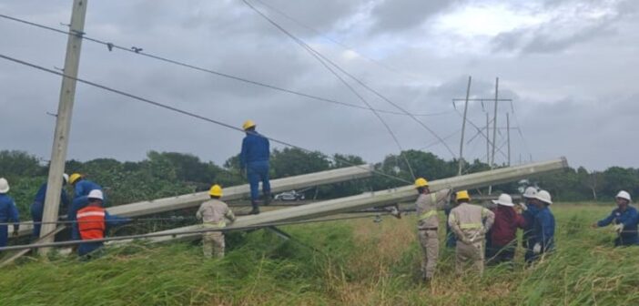 Frente Frío 2 deja sin electricidad a unos 22 mil usuarios en Veracruz; fuertes vientos derriban dos torres de alta tensión