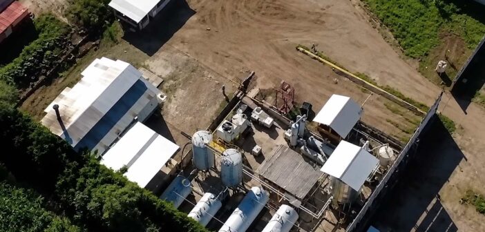 Clausuran planta de almacenamiento de hidrocarburos en Coatepec; FGR mantiene investigación por presuntas operaciones ilícitas y traslada a Xalapa a mujer identificada como apoderada legal Clausuran planta de almacenamiento de hidrocarburos en Coatepec; FGR mantiene investigación por presuntas operaciones ilícitas y traslada a Xalapa a mujer identificada como apoderada legal