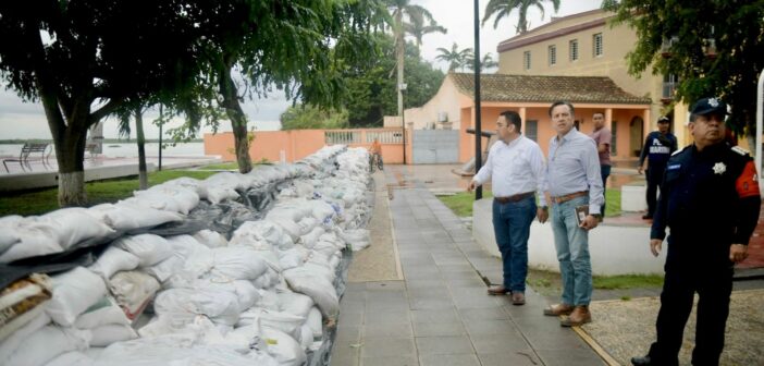 Dos semanas después, se aparece Cuitláhuac en zona afectada por inundaciones, pero solo llega a Tlacotalpan; hasta Minatitlán va coordinadora nacional de Protección Civil