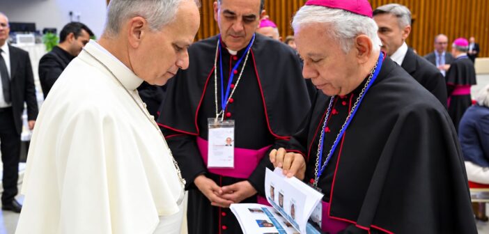 Iglesia mexicana lleva al Papa León XIV la crisis de desaparecidos: le entrega libro con rostros e historias de las víctimas y exige fin de la impunidad