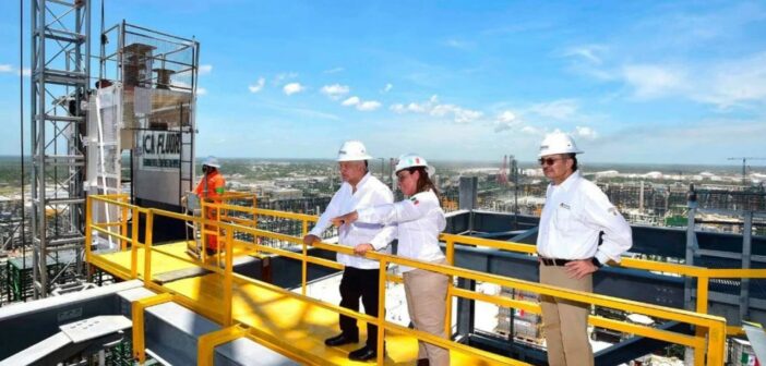 “Que vayan a asustar con el petate del muerto a otro lado”, responde a Nahle a reportaje sobre nula fiscalización a Dos Bocas; dice que la refinería es “el proyecto más auditado del país” y la que más combustible produce