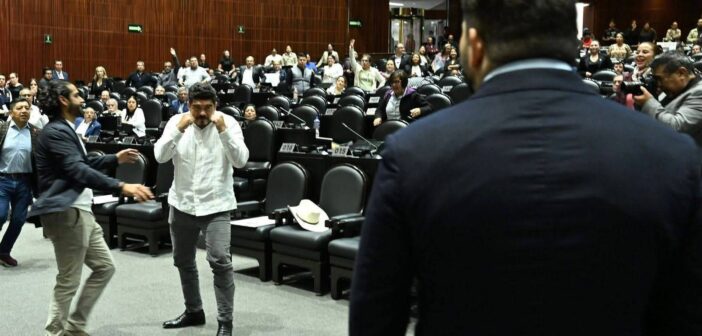 Diputado de Morena Zenyazen Escobar convierte San Lázaro en ring y reta a golpes a priista que lo llamó “estríper trepador”; oposición lo acusa de acudir ebrio a sesión maratónica y pide el antidoping