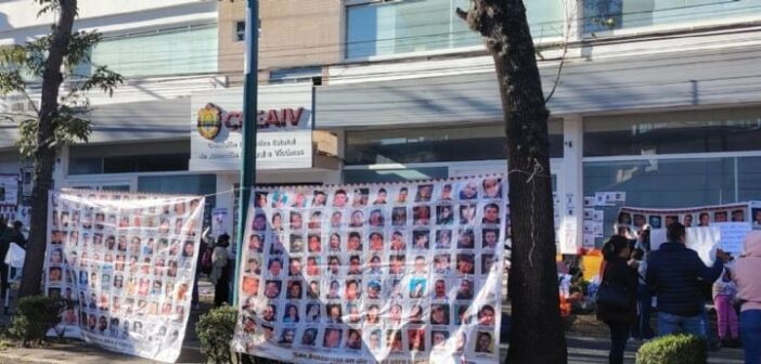 Colectivos de búsqueda y familiares de personas desaparecidas toman oficinas de la Comisión Ejecutiva Estatal de Atención Integral a Víctimas en Xalapa Colectivos de búsqueda y familiares de personas desaparecidas toman oficinas de la Comisión Ejecutiva Estatal de Atención Integral a Víctimas en Xalapa