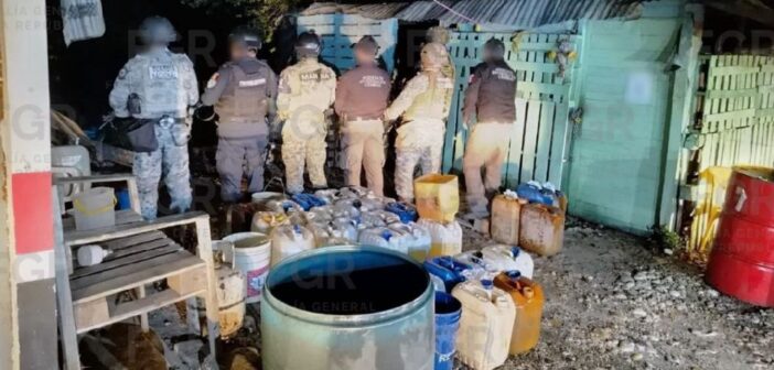 Tras un cateo en Gutiérrez Zamora, la FGR aseguró alrededor de mil 200 litros de hidrocarburo