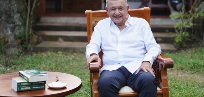 AMLO reaparece y asegura que ‘saldría’ de su retiro para defender democracia y a Sheinbaum: ‘Es temporada de zopilotes’