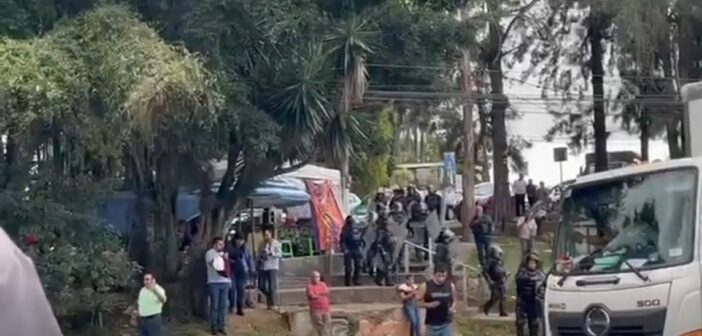 Maestros de la UPAV bloquean Lázaro Cárdenas frente a la SEV y colapsan tráfico vehicular en Xalapa: exigen pagos atrasados; mandan granaderos de SSP a “disuadir” a manifestantes