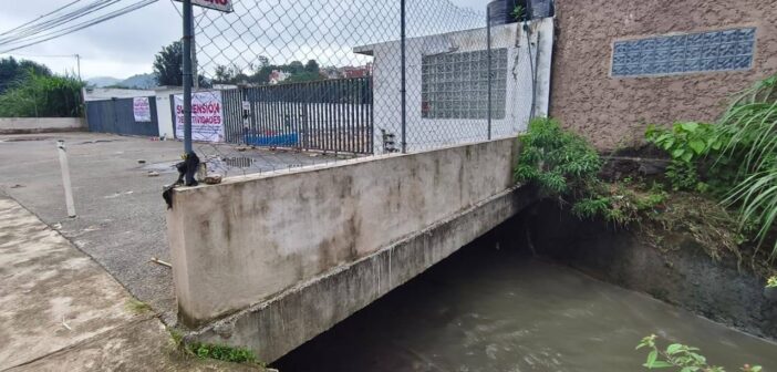Ahued intenta deslindarse de tragedia del Híper San Bruno: alega que la zona que se inundó es de “uso mixto”, pero acepta que permiso se actualizó durante su gobierno Ahued intenta deslindarse de tragedia del Híper San Bruno: alega que la zona que se inundó es de “uso mixto”, pero acepta que permiso se actualizó durante su gobierno