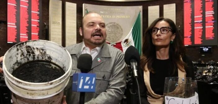 Diputados de MC exhiben en San Lázaro chapopote recogido en Barra de Chachalacas en Veracruz Diputados de MC exhiben en San Lázaro chapopote recogido en Barra de Chachalacas en Veracruz