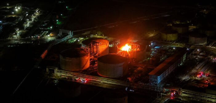 Incendio en tanque de gas propano provoca evacuaciones y cierres en terminal Pajaritos de Pemex, al sur de Veracruz