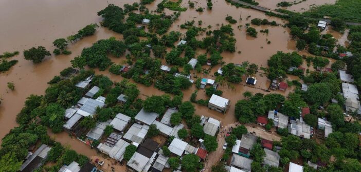 Fuertes lluvias inundan Catemaco e Isla; hay viviendas afectadas y vehículos dañados
