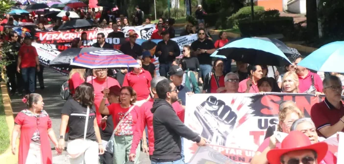 Trabajadores del IMSS protestan en Xalapa por desabasto, salarios y mejores condiciones laborales en hospitales