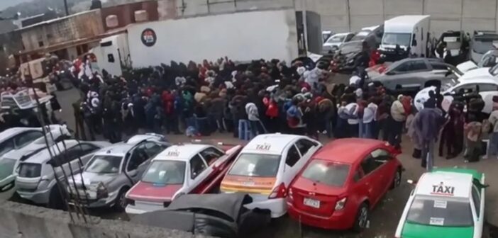 Trasladan tráiler a corralón en Xalapa y hallan en su interior a más de 200 migrantes