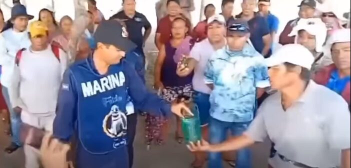 Pobladores de Pajapan encaran a la Semar y desmienten que solo haya sargazo en las playas: entregan en mano a marinos trozos de chapopote