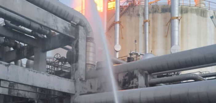 Pemex confirma que siguen labores de atención a incendio en terminal Pajaritos; cierran carretera Coatzacoalcos-Villahermosa por emergencia Pemex confirma que siguen labores de atención a incendio en terminal Pajaritos; cierran carretera Coatzacoalcos-Villahermosa por emergencia