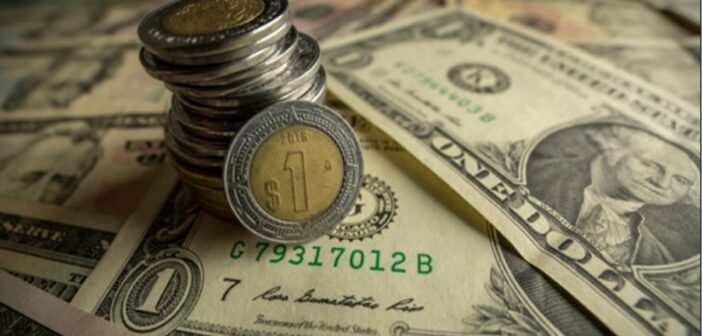 El peso se debilita frente al dólar en una jornada marcada por la tensión internacional: se devalúa 1.1% y llega divisa americana a 18.14