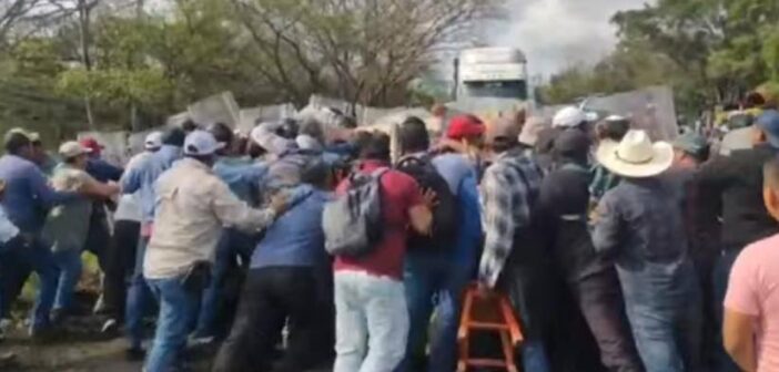 Represión y desalojo en Álamo: granaderos de la SSP tiran gas lacrimógeno a comuneros indígenas para liberar carretera Tuxpan–Tampico