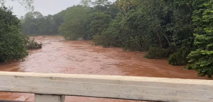 Alerta por desbordamiento del Río Solosúchil tras intensas lluvias en el sur de Veracruz Alerta por desbordamiento del Río Solosúchil tras intensas lluvias en el sur de Veracruz