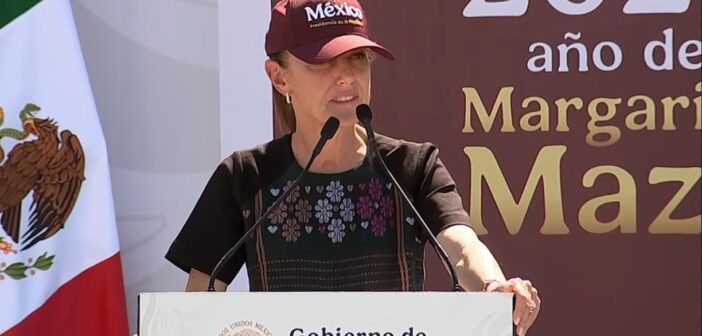 Claudia Sheinbaum niega compra de votos mientras se pone gorra guinda durante gira en Baja California Sur Claudia Sheinbaum niega compra de votos mientras se pone gorra guinda durante gira en Baja California Sur